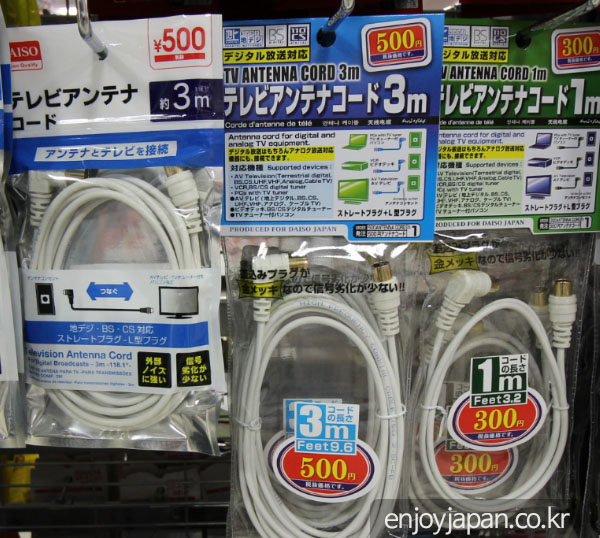 일본 다이소의 '전자제품' 코너의 상품들입니다. 300엔, 500엔 제품을 어렵지 않게 찾아볼 수 있습니다.