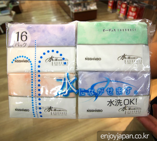 손바닥 만한 휴대용티슈 16개 세트가 단 돈 100엔 - 변기에 그대로 버려도 되는 티슈입니다.