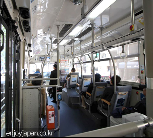 일본의 버스안 풍경입니다. 한국과 크게 다르지 않지만 승객을 위한 손잡이가 더 촘촘하게 설치되어 있습니다.