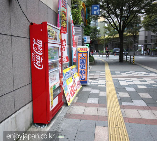 얇디 얇은 일본의 거리 자판기