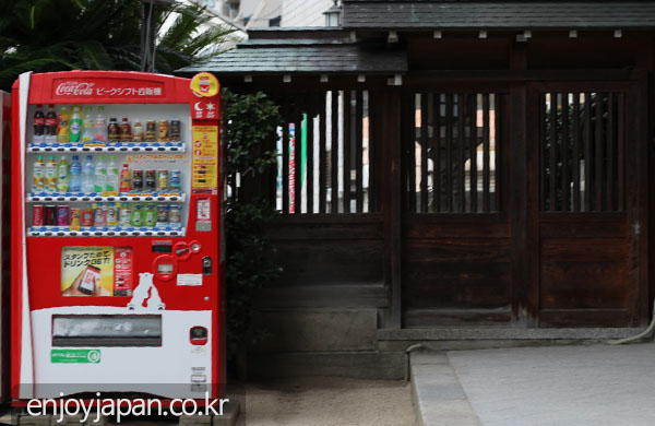 일본의 신사를 들어가보니 자판기가 입구에서 가장 먼저 반겨줍니다.