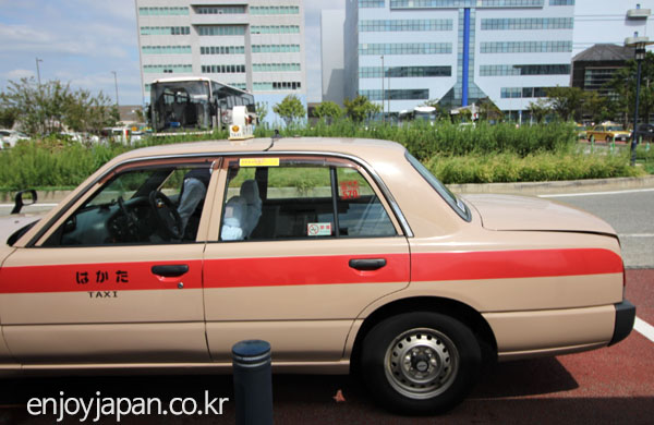 차종확인이 안되어 컴포트인지는 모르겠으나 이러한 스타일의 택시가 아직 일본에는 많습니다. 차종도 차종이지만 촌스러워보이는 한가지 이유는 색상에 있다고도 생각됩니다.